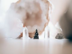 buddha mit bergkristallen buddha mit bergkristallen