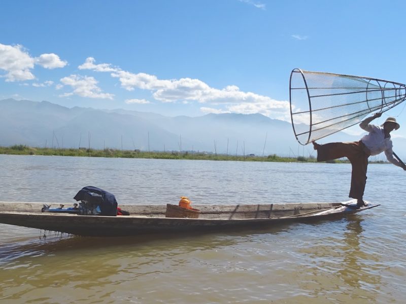 akrobatic auf dem wasser  myanmar akrobatic auf dem wasser  myanmar